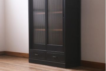 アンティーク家具　昭和中期　ペイント　モールガラス入り　マットカラーがおしゃれなガラス戸棚(収納棚、キャビネット)(R-042058)