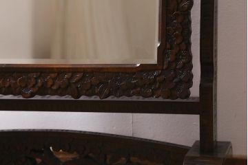 中古　伝統工芸　軽井沢彫り　桜の意匠が目を引く上品な佇まいの姿見(鏡、ミラー)(R-042059)