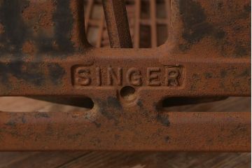 アンティーク雑貨　シンガー社(SINGER)　錆びた風合いが魅力の工業用ミシン台(シンガーミシン、DIY、ディスプレイ雑貨)(R-042063)