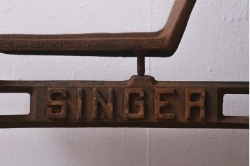 アンティーク雑貨　シンガー社(SINGER)　錆びた風合いが魅力の工業用ミシン台(シンガーミシン、DIY、ディスプレイ雑貨)(R-042063)