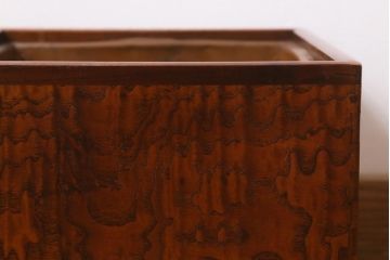 アンティーク雑貨　昭和中期　タモ玉杢材　品の良い落ち着いた佇まいが魅力の角火鉢(木製火鉢)(R-042065)
