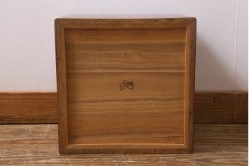 アンティーク雑貨　昭和中期　タモ玉杢材　品の良い落ち着いた佇まいが魅力の角火鉢(木製火鉢)(R-042065)