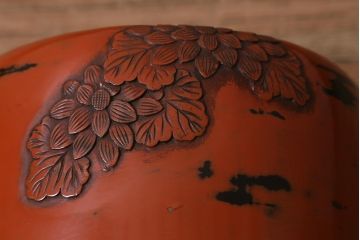 アンティーク雑貨　時代物　菊の図　古い鎌倉彫根来塗火鉢(てあぶり)(R-042066)