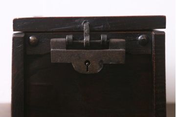 アンティーク雑貨　古民具・骨董　明治大正期　総欅材　風情ある古い木の質感が魅力の銭箱(銭函)(R-042067)