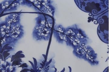 アンティーク雑貨　骨董　明治期　ベロ藍　花籠図　染付一尺六寸大皿(和食器)(R-042069)