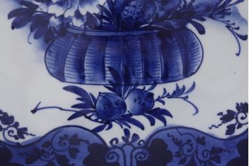 アンティーク雑貨　骨董　明治期　ベロ藍　花籠図　染付一尺六寸大皿(和食器)(R-042069)