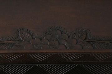 ヴィンテージ家具　ビンテージ　伝統工芸　軽井沢彫り　桜の彫りが存在感を放つライティングビューロー(簿記机、在宅ワーク、在宅用デスク)(R-042078)