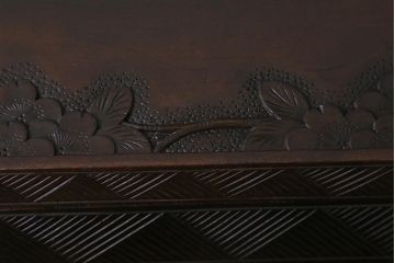ヴィンテージ家具　ビンテージ　伝統工芸　軽井沢彫り　桜の彫りが存在感を放つライティングビューロー(簿記机、在宅ワーク、在宅用デスク)(R-042078)