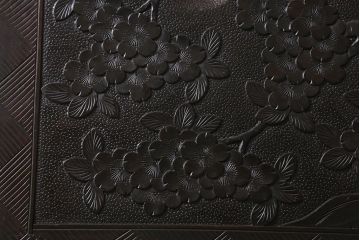 ヴィンテージ家具　ビンテージ　伝統工芸　軽井沢彫り　桜の彫りが存在感を放つライティングビューロー(簿記机、在宅ワーク、在宅用デスク)(R-042078)
