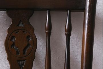ビンテージ家具　飛騨産業　キツツキマーク　クラシカルな佇まいが魅力のダイニングチェア(椅子、コームバックチェア)(R-042088)