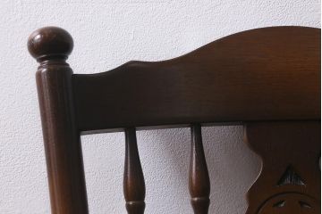 ビンテージ家具　飛騨産業　キツツキマーク　クラシカルな佇まいが魅力のダイニングチェア(椅子、コームバックチェア)(R-042090)