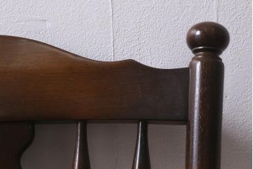ビンテージ家具　飛騨産業　キツツキマーク　クラシカルな佇まいが魅力のダイニングチェア(椅子、コームバックチェア)(R-042090)