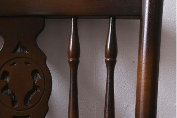 ビンテージ家具　飛騨産業　キツツキマーク　クラシカルな佇まいが魅力のダイニングチェア(椅子、コームバックチェア)(R-042090)