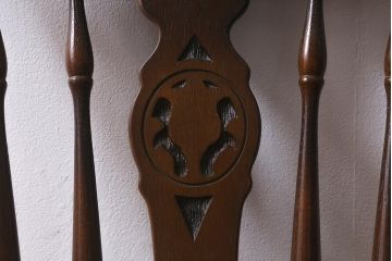 ビンテージ家具　飛騨産業　キツツキマーク　クラシカルな佇まいが魅力のダイニングチェア(椅子、コームバックチェア)(R-042090)