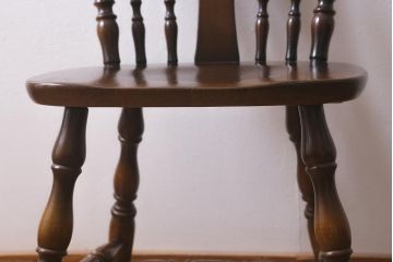 ビンテージ家具　飛騨産業　キツツキマーク　クラシカルな佇まいが魅力のダイニングチェア(椅子、コームバックチェア)(R-042090)