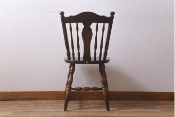 ビンテージ家具　飛騨産業　キツツキマーク　クラシカルな佇まいが魅力のダイニングチェア(椅子、コームバックチェア)(R-042090)