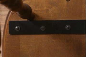 ビンテージ家具　飛騨産業　キツツキマーク　クラシカルな佇まいが魅力のダイニングチェア(椅子、コームバックチェア)(R-042090)