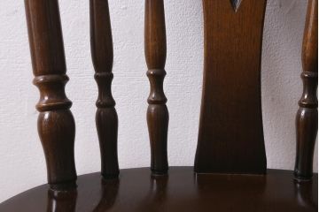 ビンテージ家具　飛騨産業　キツツキマーク　クラシカルな佇まいが魅力のダイニングチェア(椅子、コームバックチェア)(R-042104)