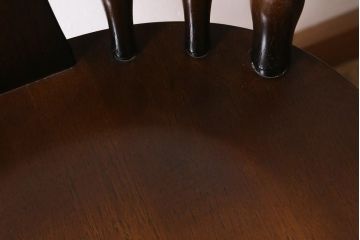 ビンテージ家具　飛騨産業　キツツキマーク　クラシカルな佇まいが魅力のダイニングチェア(椅子、コームバックチェア)(R-042104)