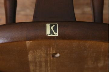 ビンテージ家具　飛騨産業　キツツキマーク　クラシカルな佇まいが魅力のダイニングチェア(椅子、コームバックチェア)(R-042104)