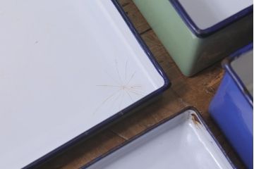 アンティーク雑貨　月兎印　蓋付き　ホーロー　カラーがお洒落な琺瑯の箱2個セット(バット、ボックス、保存容器、トレイ)(R-042115)