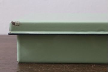 アンティーク雑貨　月兎印　蓋付き　ホーロー　カラーがお洒落な琺瑯の箱2個セット(バット、ボックス、保存容器、トレイ)(R-042115)