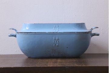 ヴィンテージ雑貨　フランスビンテージ　水色がぱっと目を引く鉄鍋(キャセロール、蓋付き、両手鍋、保存容器)(R-042116)