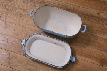 ヴィンテージ雑貨　フランスビンテージ　水色がぱっと目を引く鉄鍋(キャセロール、蓋付き、両手鍋、保存容器)(R-042116)