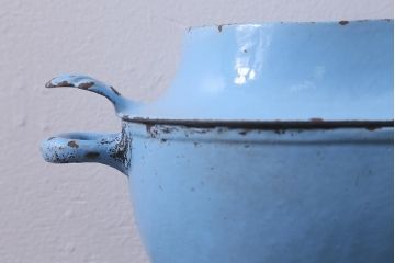ヴィンテージ雑貨　フランスビンテージ　水色がぱっと目を引く鉄鍋(キャセロール、蓋付き、両手鍋、保存容器)(R-042116)