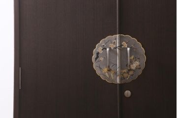中古　伝統工芸品　高級品　総桐材　上品な意匠金具が目を引く加茂総桐箪笥(総桐たんす、衣装箪笥、洋服タンス)(R-042124)