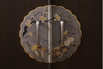 中古　伝統工芸品　高級品　総桐材　上品な意匠金具が目を引く加茂総桐箪笥(総桐たんす、衣装箪笥、洋服タンス)(R-042124)