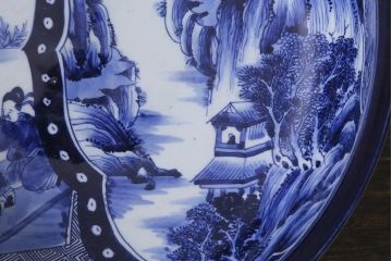 明治期　上手物　在銘　窓絵山水図唐人図　染付伊万里大鉢(大皿)(R-042129)