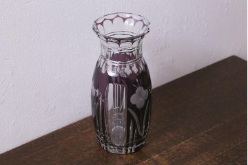 アンティーク雑貨　昭和初期　高島屋　花模様が素敵な紫被せ切子ガラス花瓶(R-042131)