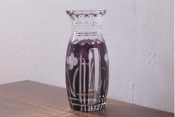 アンティーク雑貨　昭和初期　高島屋　花模様が素敵な紫被せ切子ガラス花瓶(R-042131)