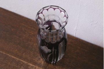 アンティーク雑貨　昭和初期　高島屋　花模様が素敵な紫被せ切子ガラス花瓶(R-042131)