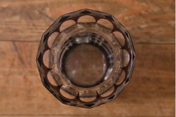 アンティーク雑貨　昭和初期　高島屋　花模様が素敵な紫被せ切子ガラス花瓶(R-042131)