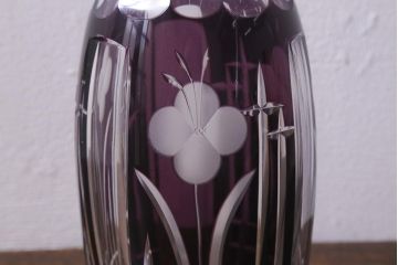 アンティーク雑貨　昭和初期　高島屋　花模様が素敵な紫被せ切子ガラス花瓶(R-042131)