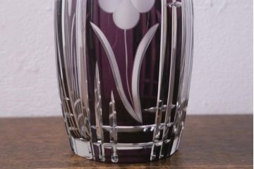 アンティーク雑貨　昭和初期　高島屋　花模様が素敵な紫被せ切子ガラス花瓶(R-042131)