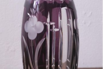 アンティーク雑貨　昭和初期　高島屋　花模様が素敵な紫被せ切子ガラス花瓶(R-042131)