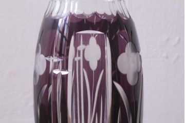 アンティーク雑貨　昭和初期　高島屋　花模様が素敵な紫被せ切子ガラス花瓶(R-042131)