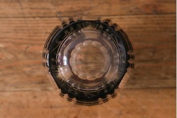 アンティーク雑貨　昭和初期　高島屋　花模様が素敵な紫被せ切子ガラス花瓶(R-042131)