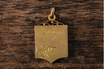 アンティークアクセサリー　大正昭和初期　K18彫金方位磁石(コンパス、ペンダントトップ)(R-042135)
