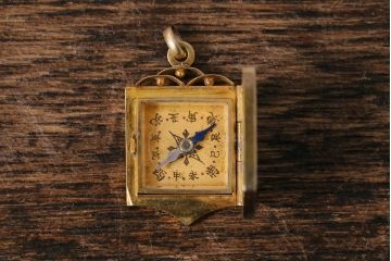 アンティークアクセサリー　大正昭和初期　K18彫金方位磁石(コンパス、ペンダントトップ)(R-042135)