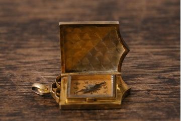 アンティークアクセサリー　大正昭和初期　K18彫金方位磁石(コンパス、ペンダントトップ)(R-042135)