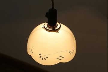 アンティーク照明　昭和初期　波型の縁が可愛らしい切子シェード(天井照明、電笠、ペンダントライト)(R-042143)