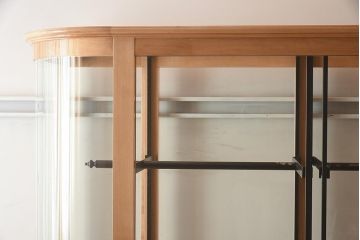 中古品　カバ材　特大サイズ　吊りタイプ　アクセントがおしゃれな日本製のガラスケース(ショーケース、陳列棚)(R-042149)
