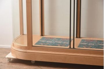 中古品　カバ材　特大サイズ　吊りタイプ　アクセントがおしゃれな日本製のガラスケース(ショーケース、陳列棚)(R-042149)