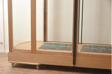 中古品　カバ材　特大サイズ　吊りタイプ　アクセントがおしゃれな日本製のガラスケース(ショーケース、陳列棚)(R-042149)