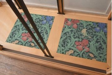 中古　カバ材　特大サイズ　吊りタイプ　アクセントがおしゃれな日本製のガラスケース(ショーケース、陳列棚、飾り棚、コレクションケース、店舗什器)(R-042150)
