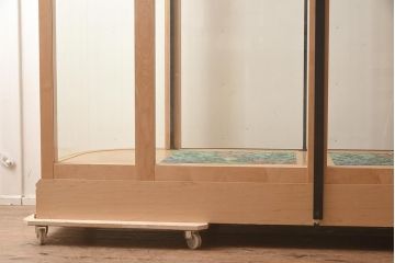 中古　カバ材　特大サイズ　吊りタイプ　アクセントがおしゃれな日本製のガラスケース(ショーケース、陳列棚、飾り棚、コレクションケース、店舗什器)(R-042150)